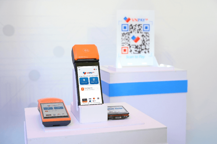 Quẹt thẻ tín dụng trên máy SmartPOS
