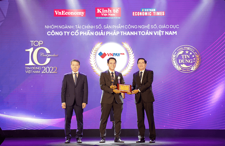 Tiến sỹ Trần Mạnh Nam – Giám đốc Kinh doanh VNPAY-POS đại diện nhận giải thưởng